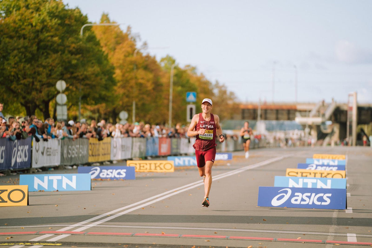 Jānis Višķers skrien Latvijas izlases formā sacensībās