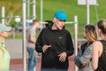 Jānis Višķers skaidro treniņu grupai stadionā