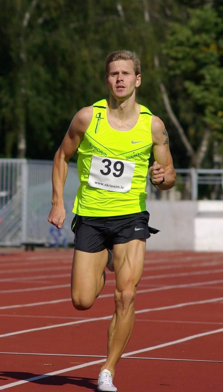 Jānis Razgalis skrien stadionā ar numuru 39
