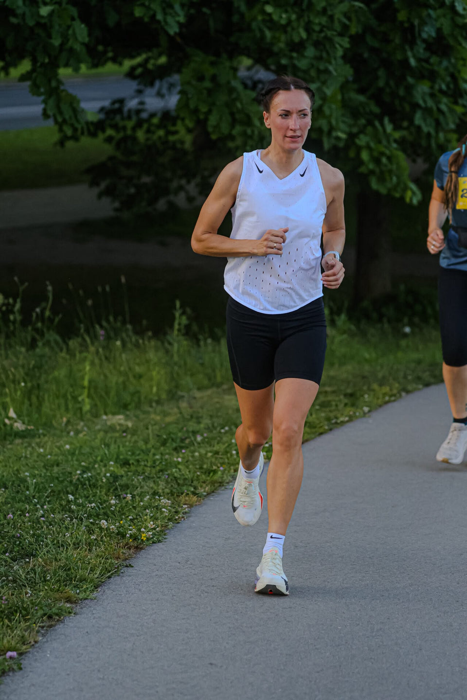 Eva Rudzīte skrien pa celiņu parkā